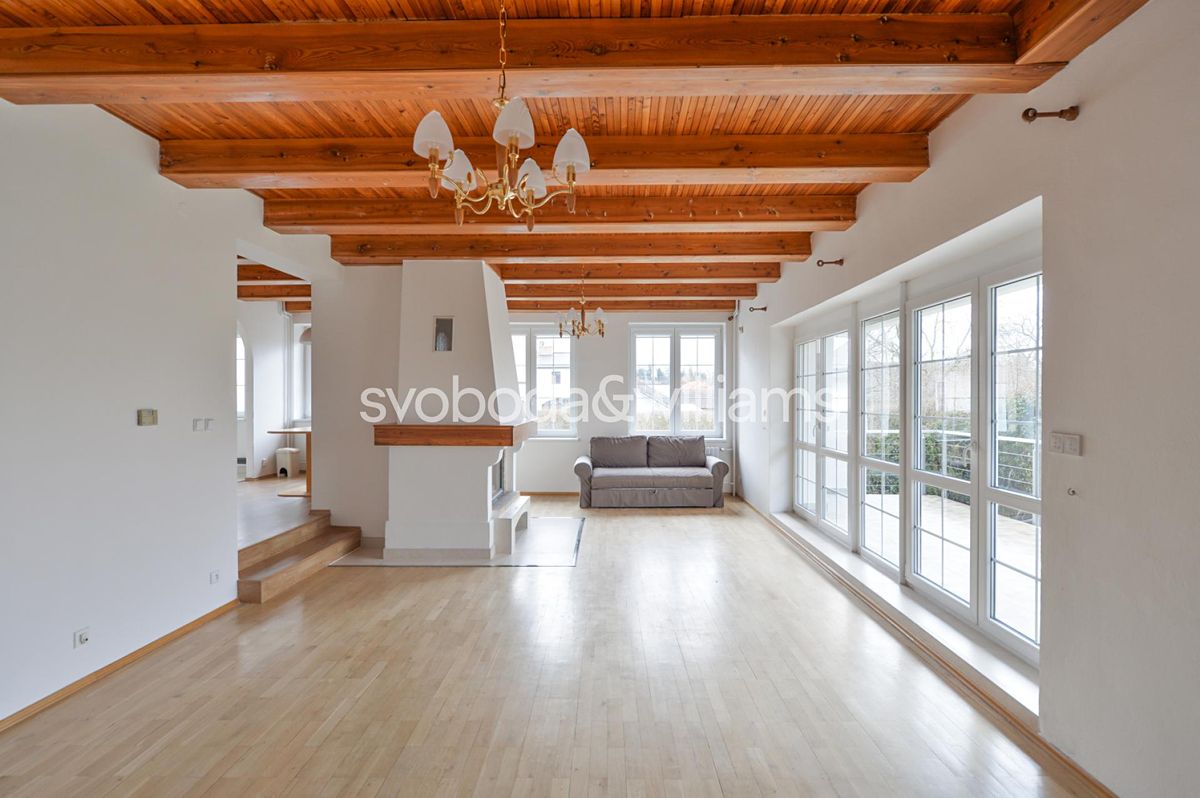 Pronájem rodinného domu 380 m², pozemek 748 m² – fotografie 2