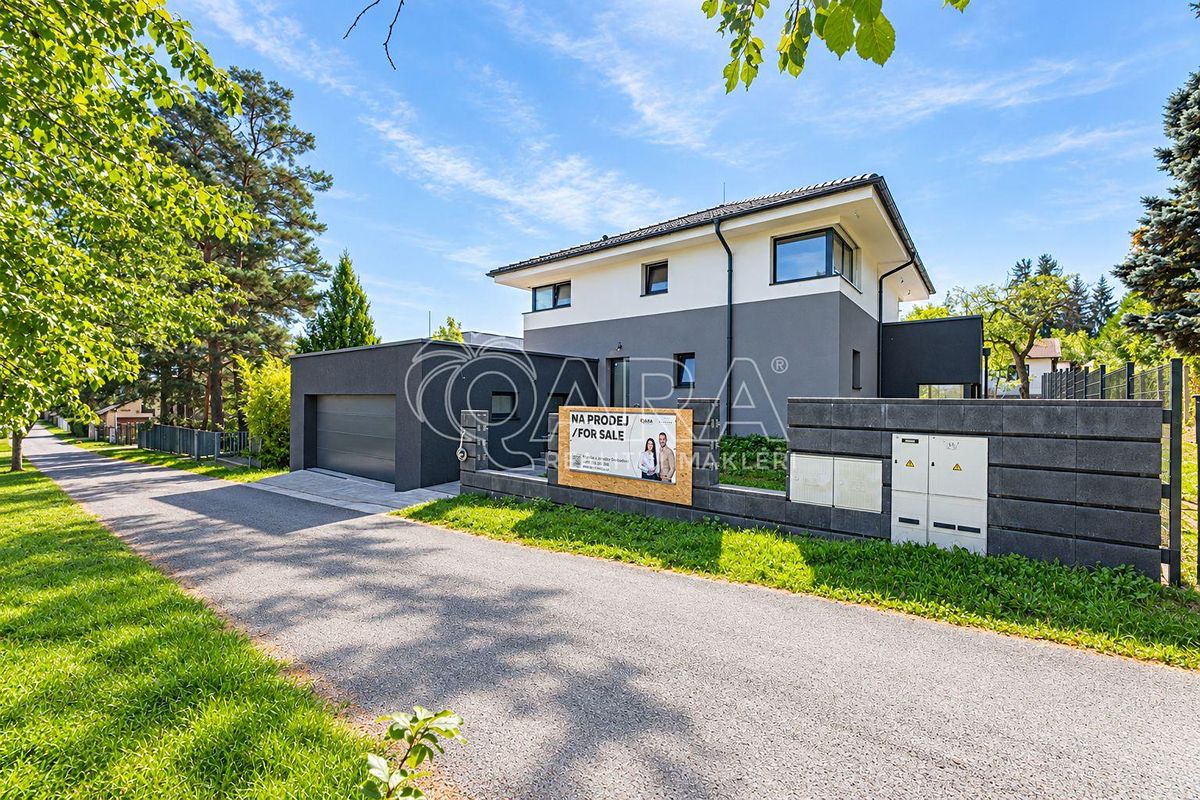 Prodej rodinného domu 259 m², pozemek 755 m² – fotografie 2