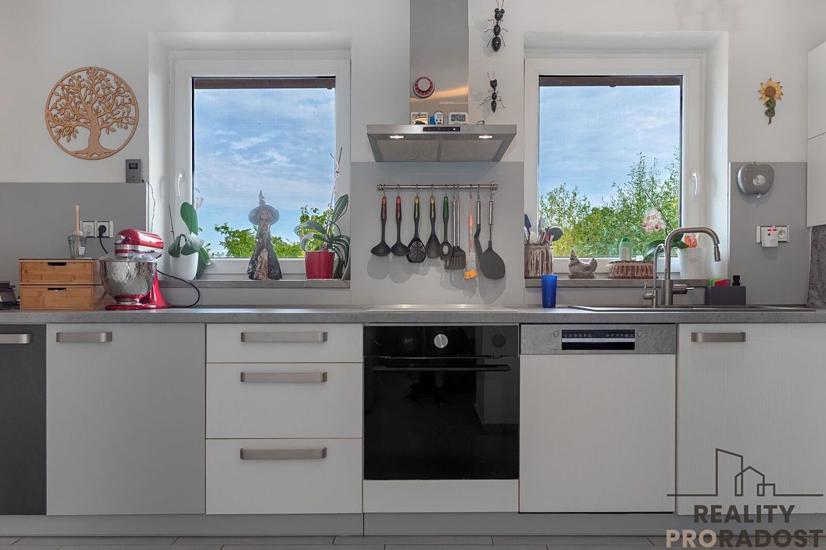 Prodej rodinného domu 160 m², pozemek 944 m² – fotografie 3