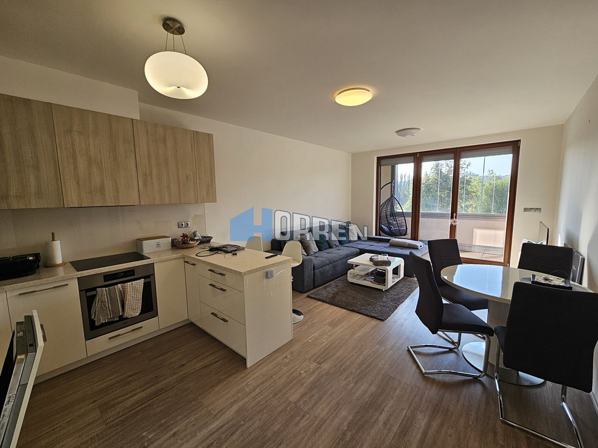 Pronájem bytu 2+kk 62 m² – fotografie 2