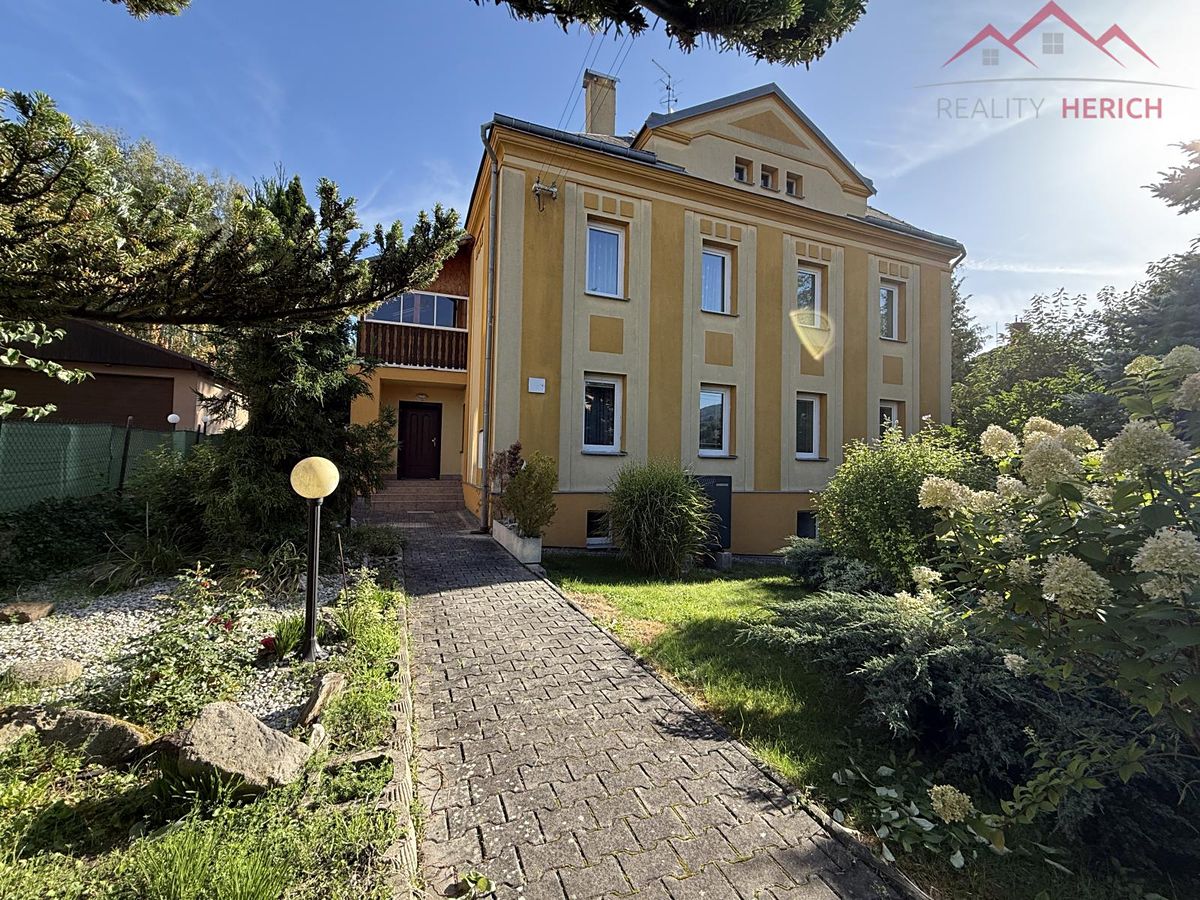 Prodej vícegeneračního domu 400 m², pozemek 1034 m²