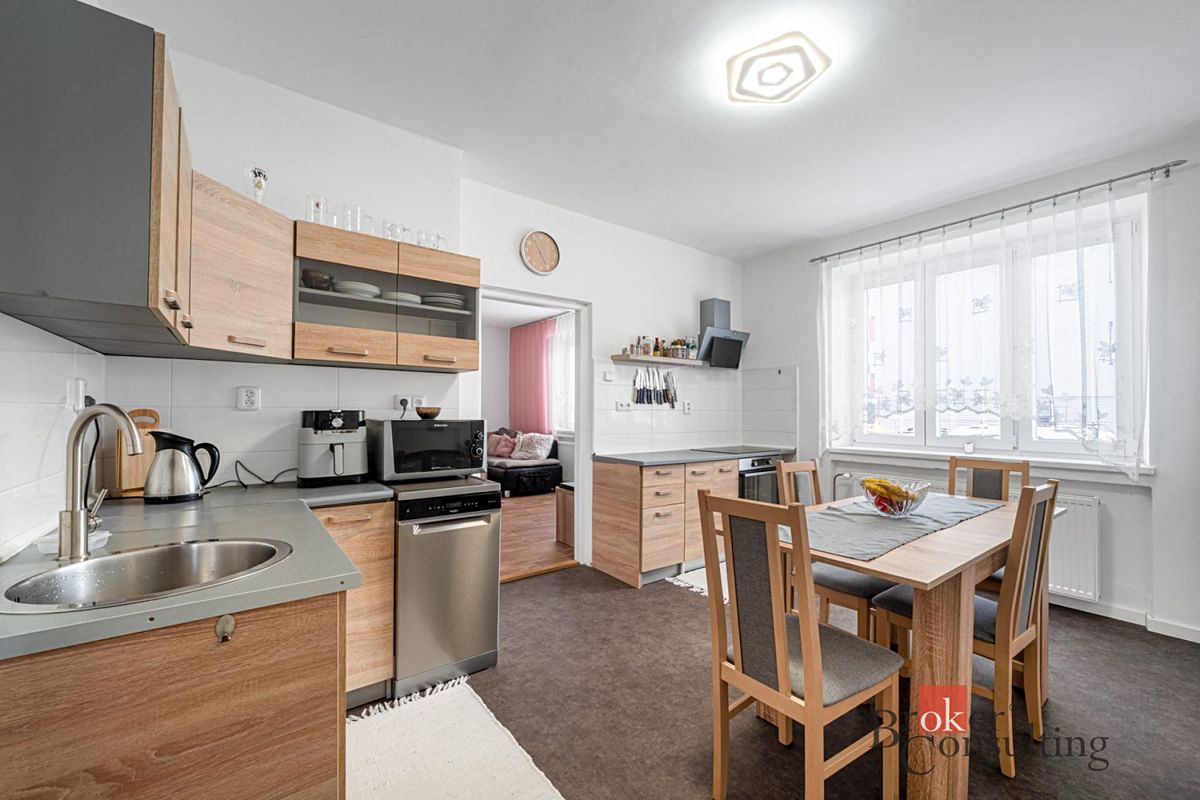 Pronájem rodinného domu 230 m², pozemek 448 m² – fotografie 2