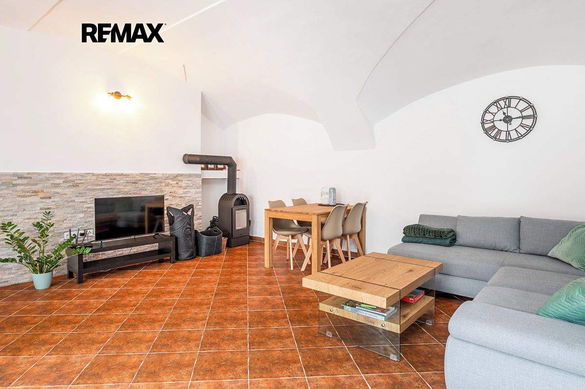 Prodej rodinného domu 363 m², pozemek 1624 m² – fotografie 2
