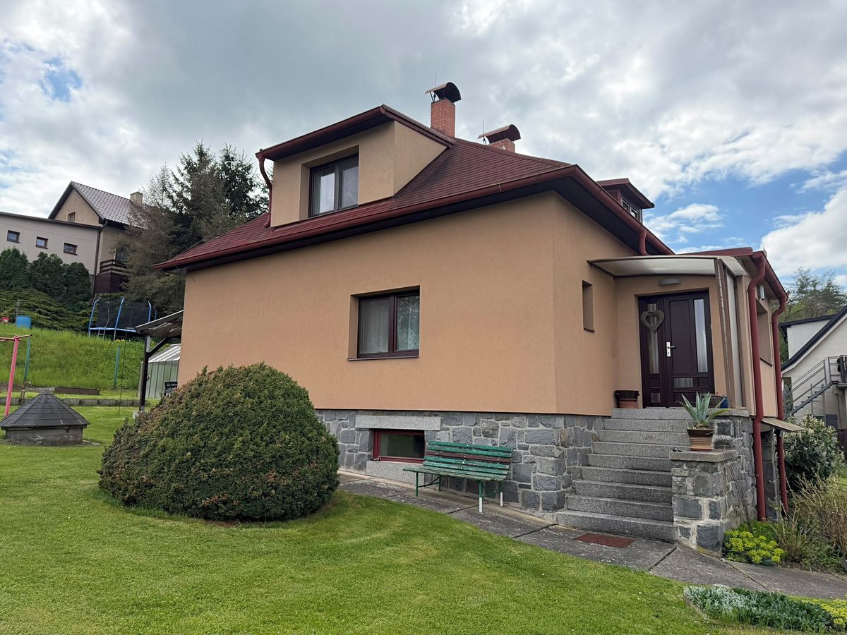 Prodej rodinného domu 160 m², pozemek 736 m² – fotografie 2