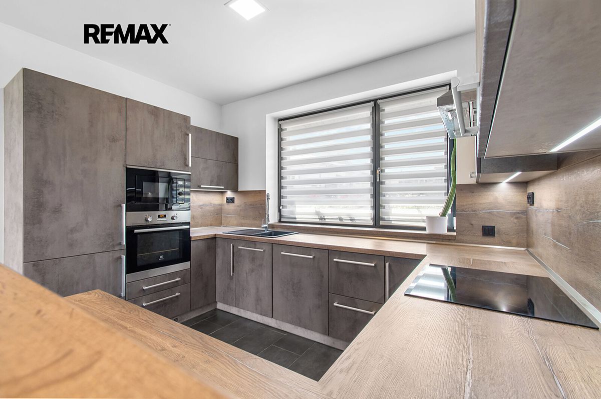 Prodej rodinného domu 176 m², pozemek 946 m² – fotografie 2