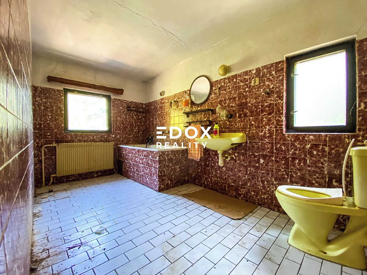 Prodej rodinného domu 300 m², pozemek 2228 m² – fotografie 4