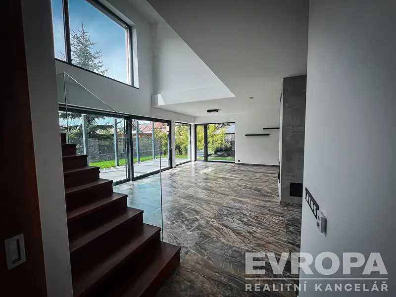 Pronájem rodinného domu 205 m², pozemek 485 m², Pardubice – náhled fotky 1