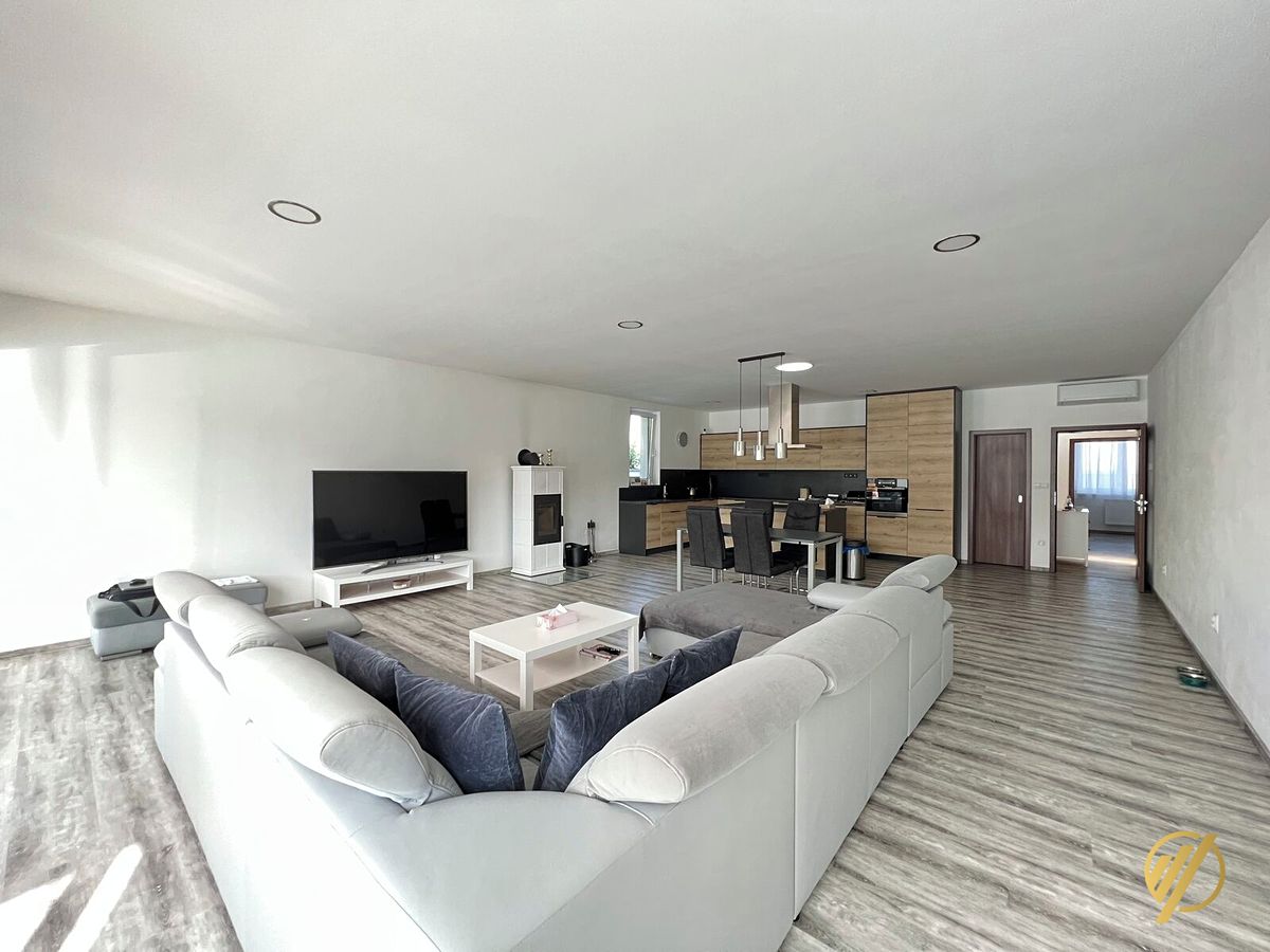 Pronájem rodinného domu 136 m², pozemek 1084 m² – fotografie 2
