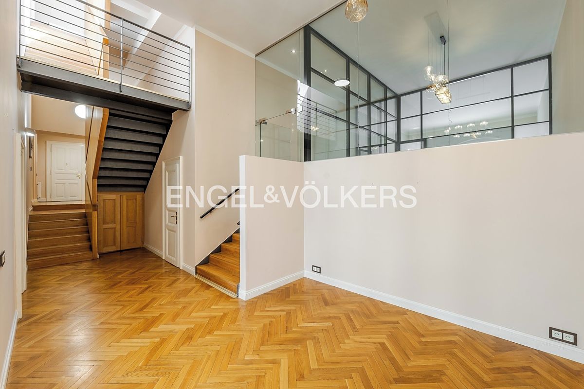 Pronájem bytu 6 pokojů a více 210 m² – fotografie 2