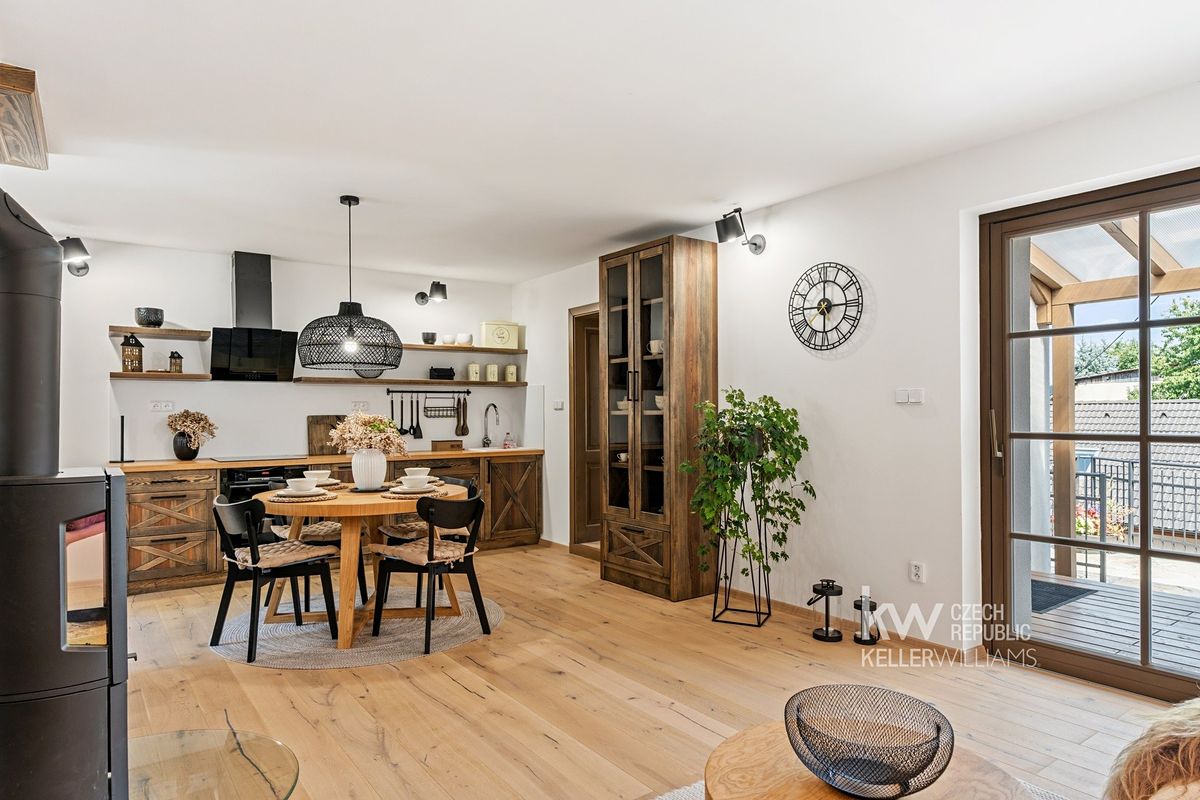 Prodej rodinného domu 180 m², pozemek 923 m² – fotografie 3