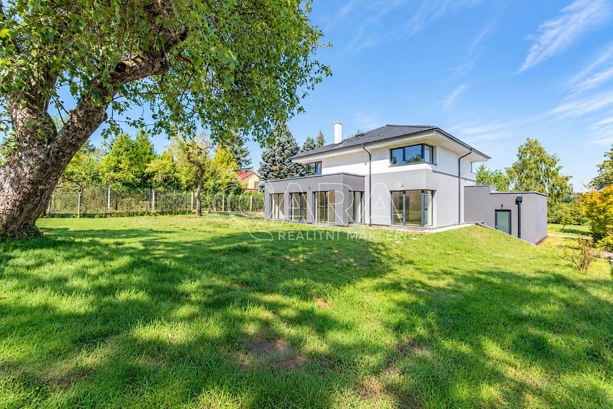 Prodej rodinného domu 259 m², pozemek 755 m² – fotografie 3