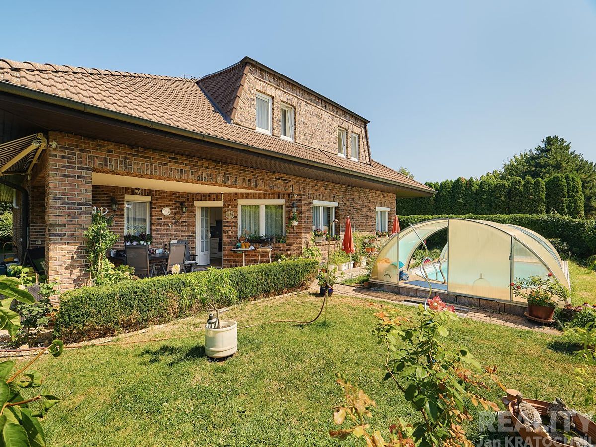 Prodej rodinného domu 320 m², pozemek 648 m² – fotografie 3