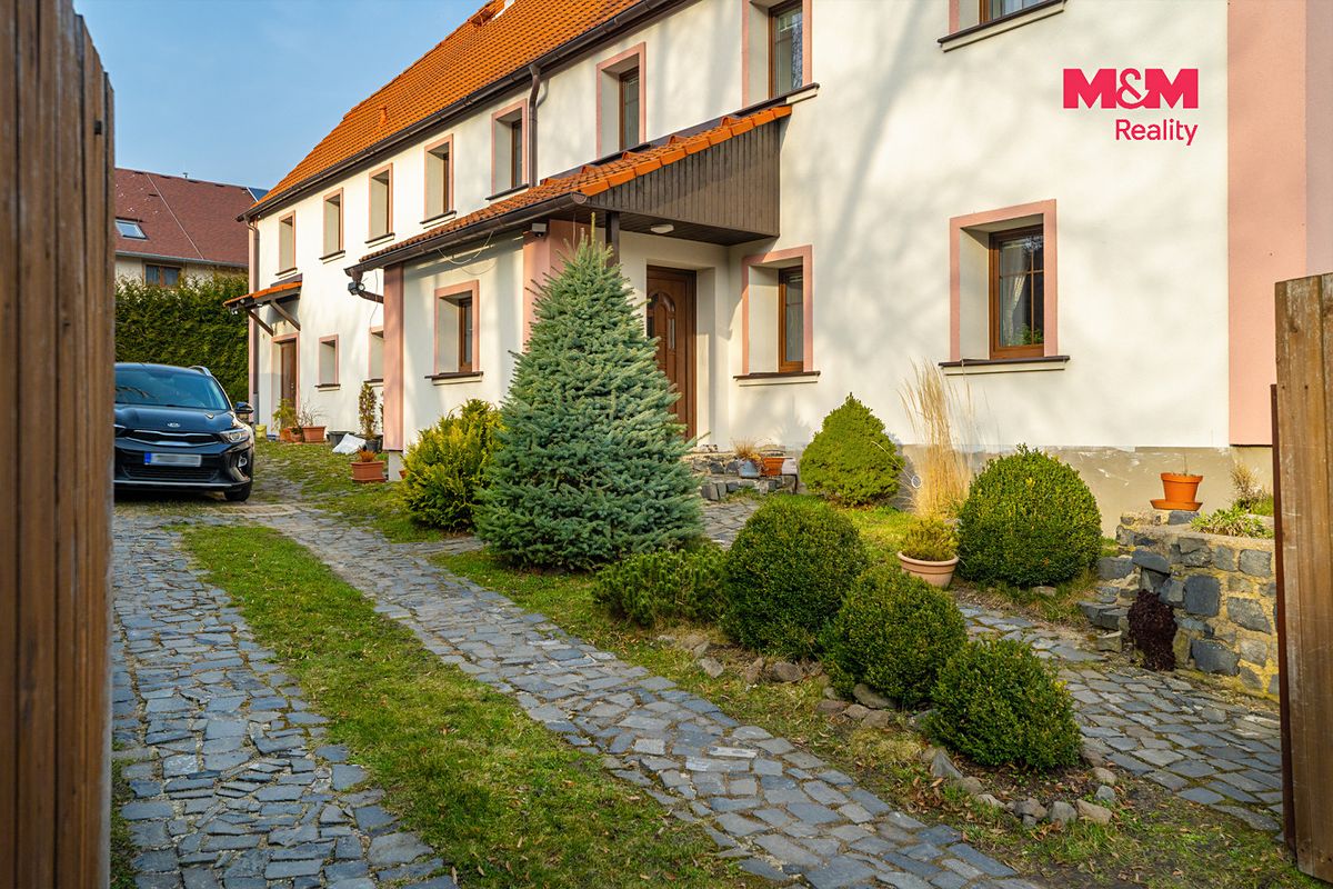 Prodej rodinného domu 300 m², pozemek 910 m² – fotografie 4