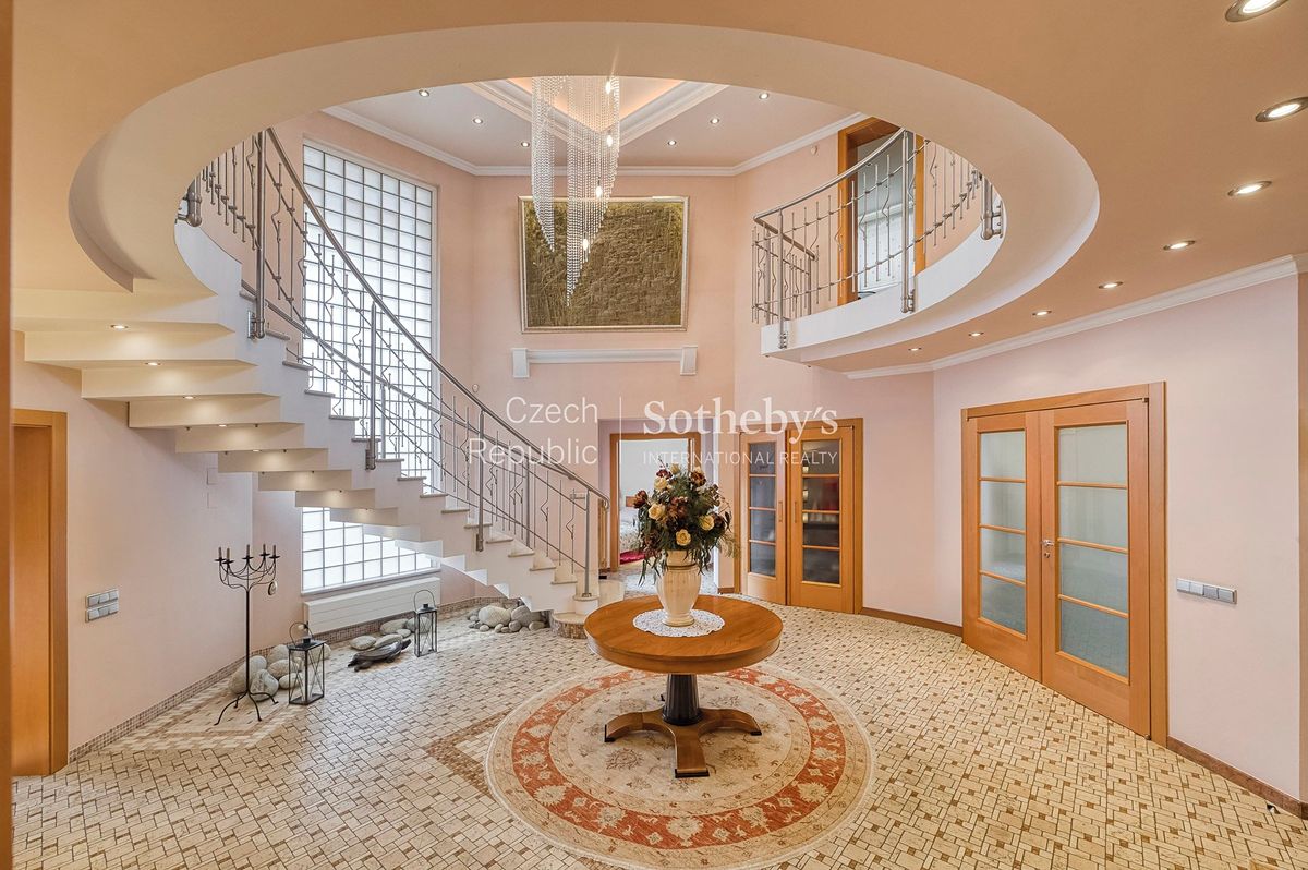 Prodej vily 645 m², pozemek 760 m² – fotografie 2