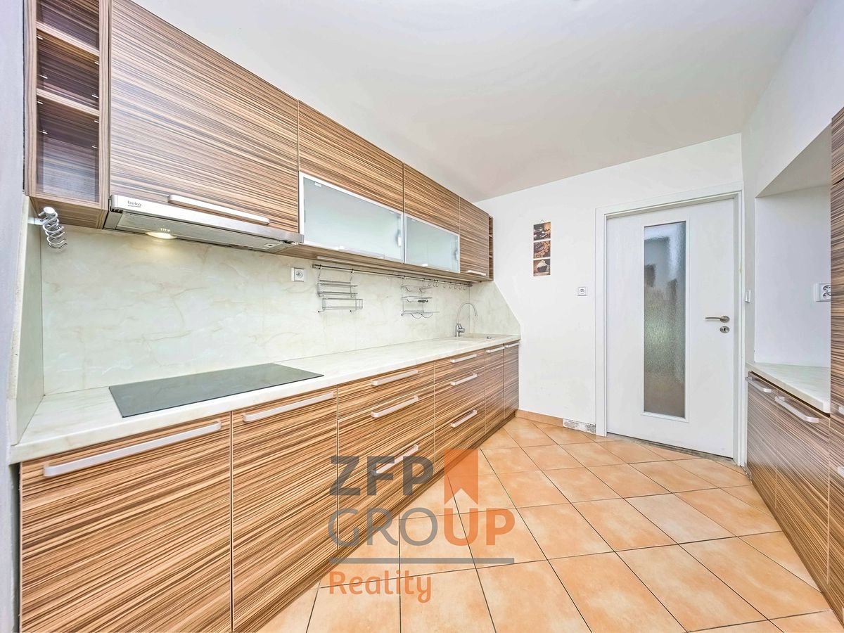 Prodej rodinného domu 227 m², pozemek 889 m² – fotografie 2
