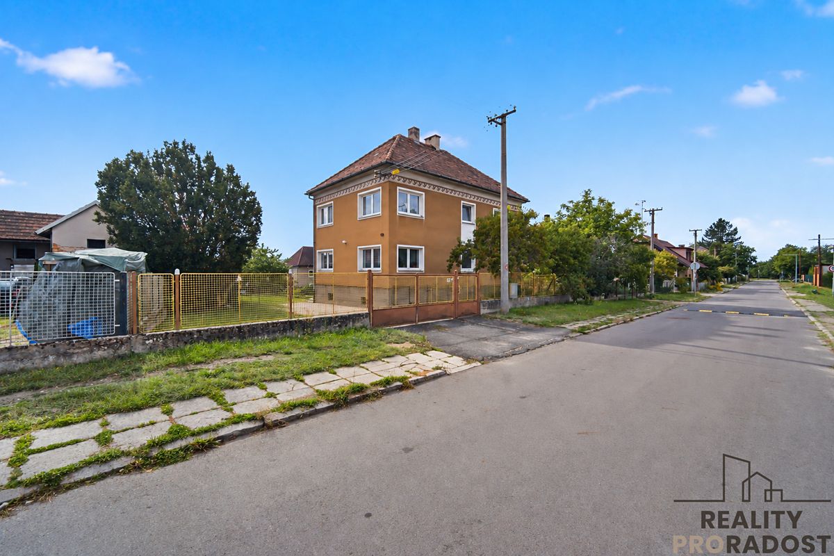 Prodej rodinného domu 180 m², pozemek 753 m² – fotografie 2