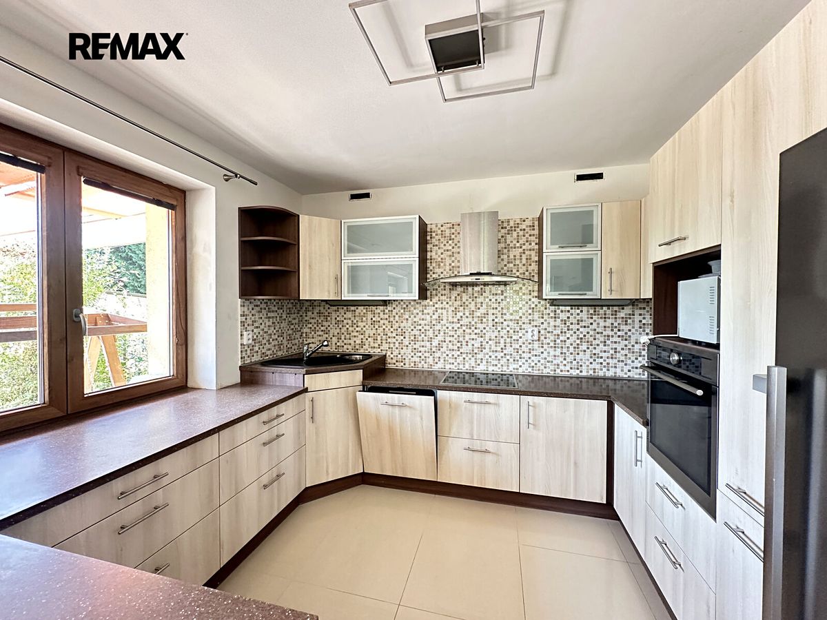 Pronájem rodinného domu 152 m², pozemek 1967 m² – fotografie 2