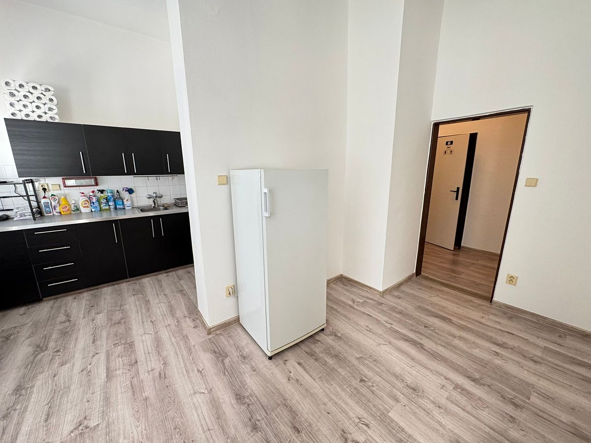 Pronájem kanceláře 272 m² – fotografie 2