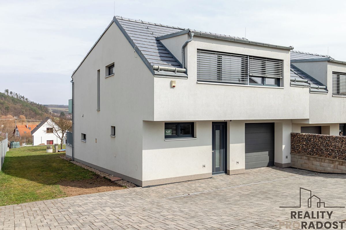 Prodej rodinného domu 191 m², pozemek 938 m² – fotografie 2