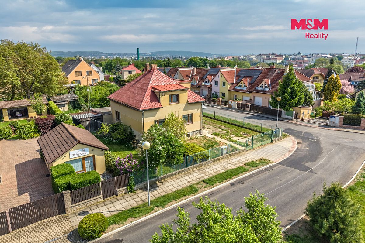 Prodej rodinného domu 140 m², pozemek 886 m² – fotografie 2