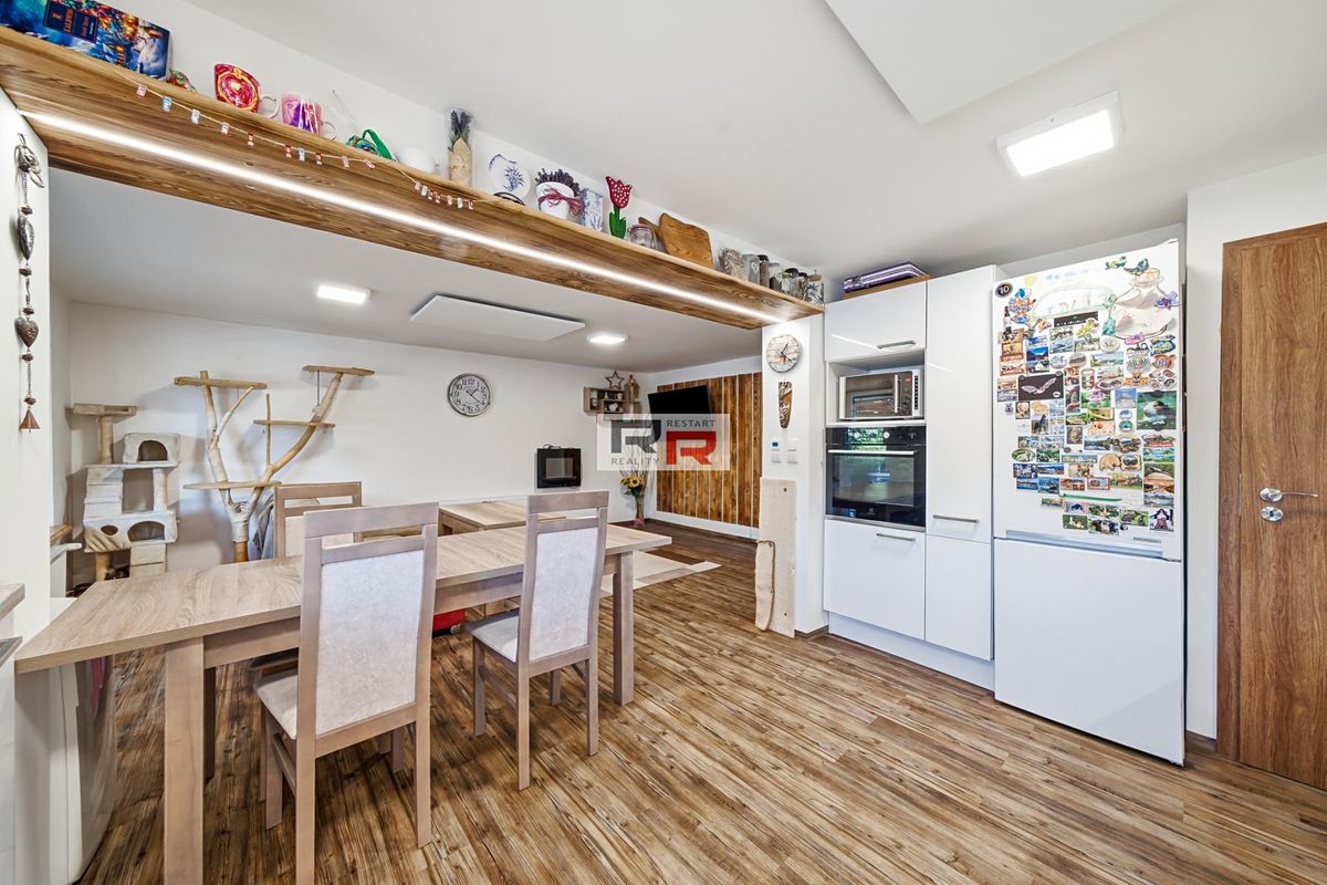 Prodej rodinného domu 289 m², pozemek 427 m² – fotografie 3