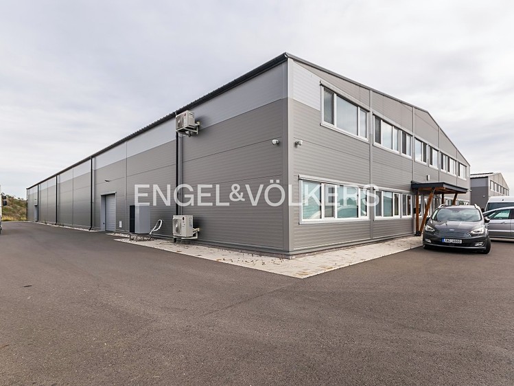 Pronájem komerčního prostoru, 1 890 m² (1 z 18)