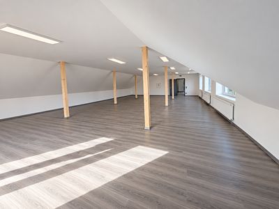 Pronájem kanceláře 323 m²