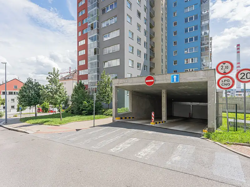 Prodej garážového stání 14 m², Praha – náhled fotky 1