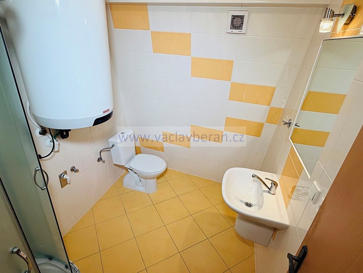 Pronájem bytu 2+kk, 42 m² (3 z 16)