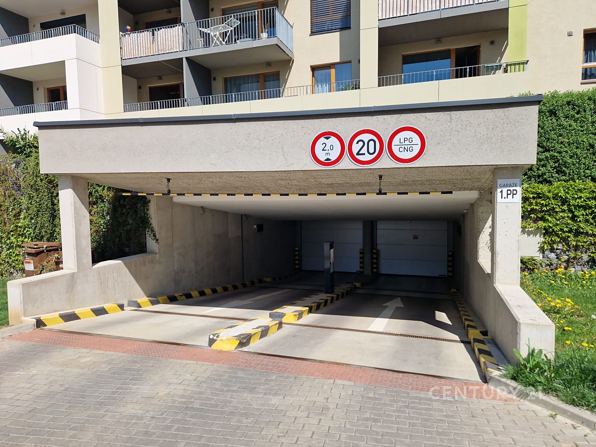 Pronájem garážového stání 8 m² – fotografie 2