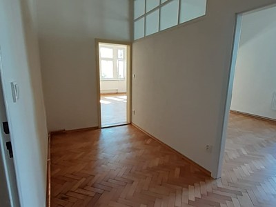 Pronájem bytu 1+1, 64 m² (2 z 6)