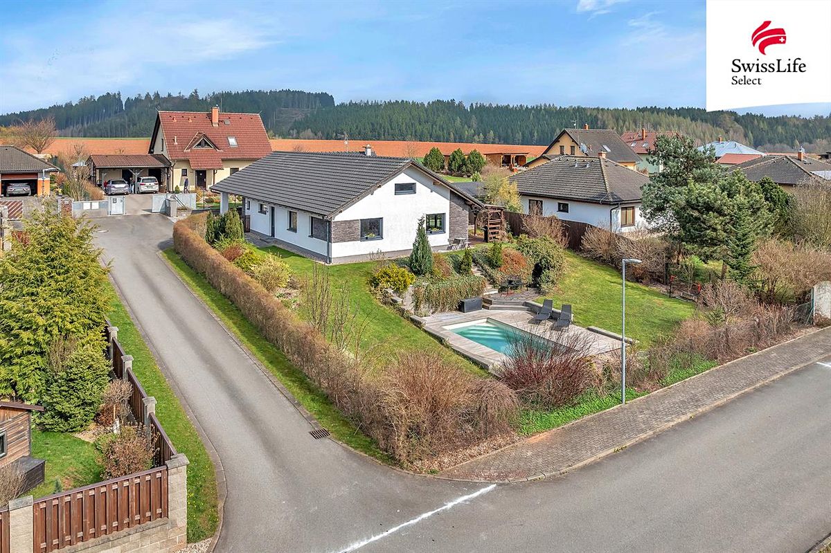 Prodej rodinného domu 131 m², pozemek 913 m² – fotografie 2