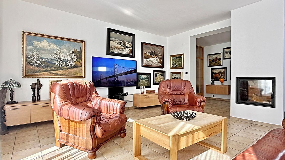 Prodej rodinného domu 263 m², pozemek 1012 m² – fotografie 2