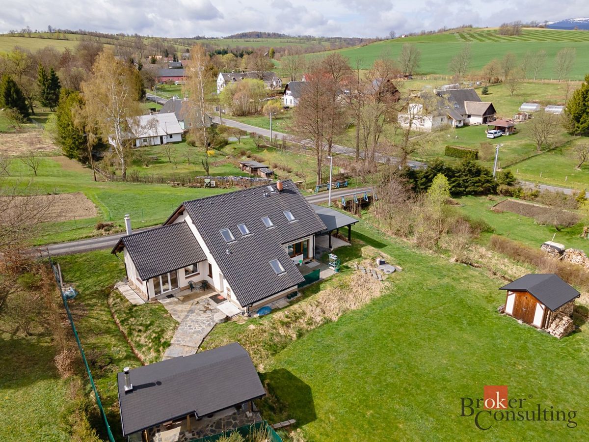 Prodej rodinného domu 261 m², pozemek 1916 m² – fotografie 2