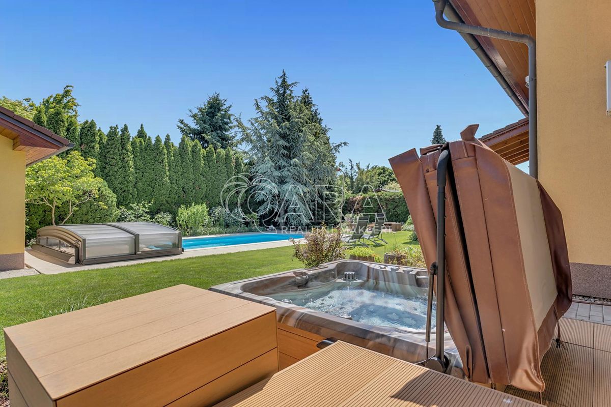 Prodej rodinného domu 255 m², pozemek 775 m² – fotografie 4