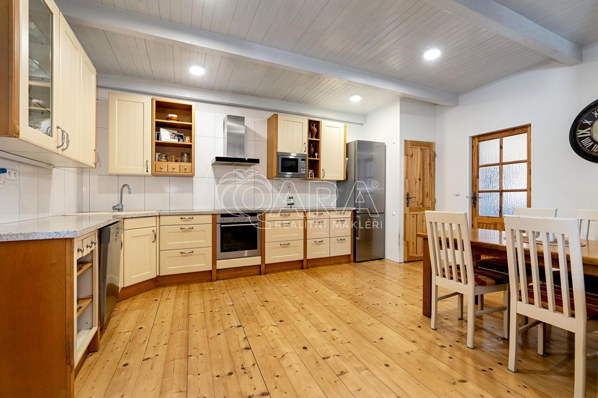 Prodej rodinného domu 217 m², pozemek 421 m² – fotografie 4