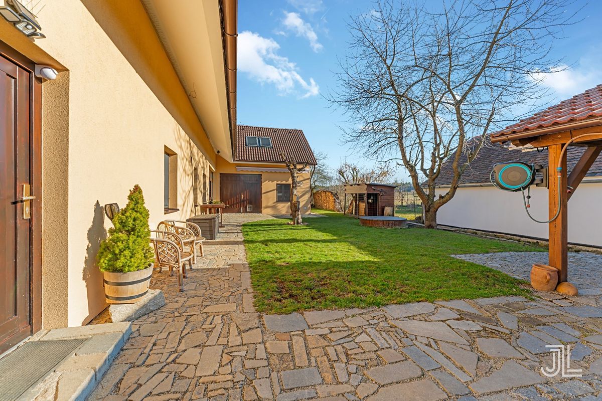 Prodej rodinného domu 355 m², pozemek 648 m² – fotografie 5