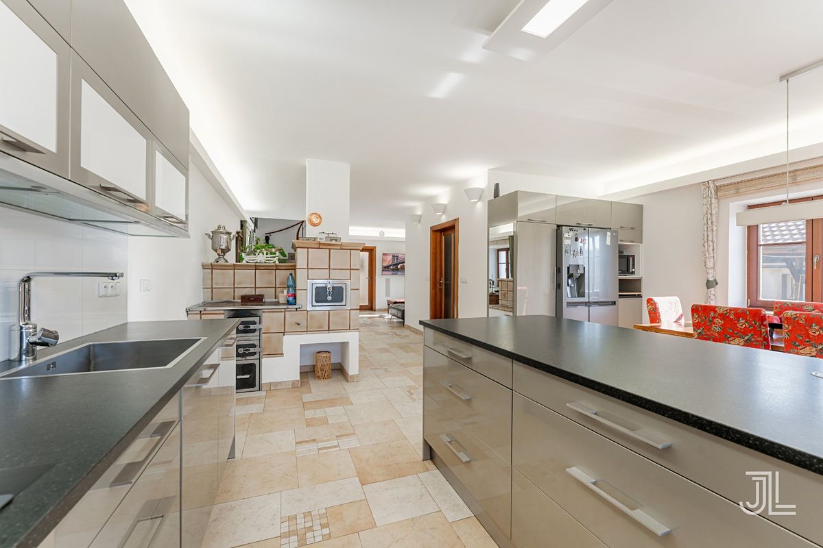 Prodej rodinného domu 355 m², pozemek 648 m² – fotografie 4