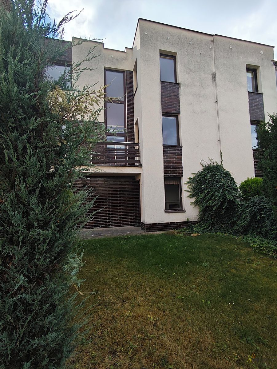 Pronájem rodinného domu 309 m², pozemek 152 m² – fotografie 2