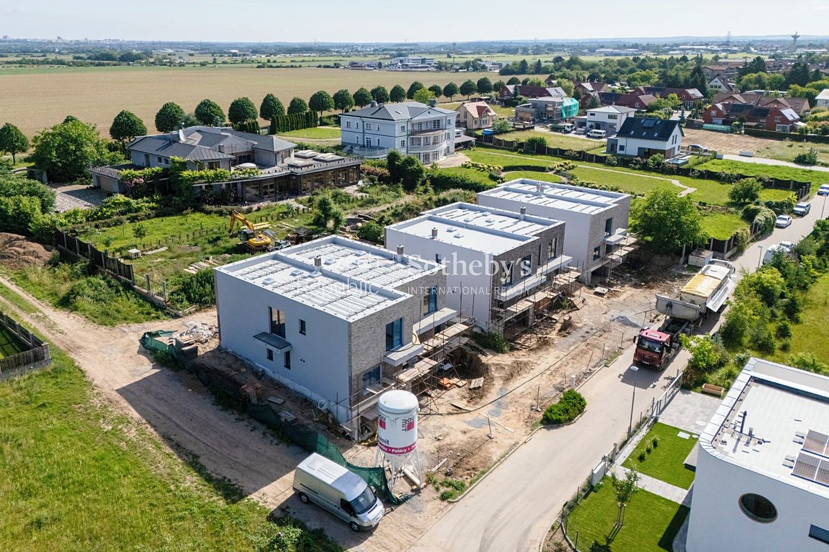 Prodej rodinného domu 211 m², pozemek 390 m² – fotografie 2
