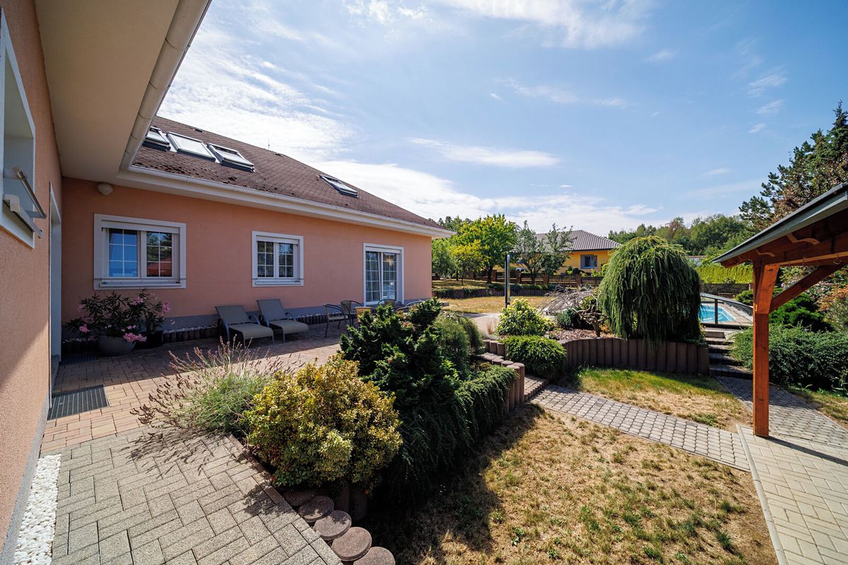 Prodej rodinného domu 300 m², pozemek 1491 m² – fotografie 5