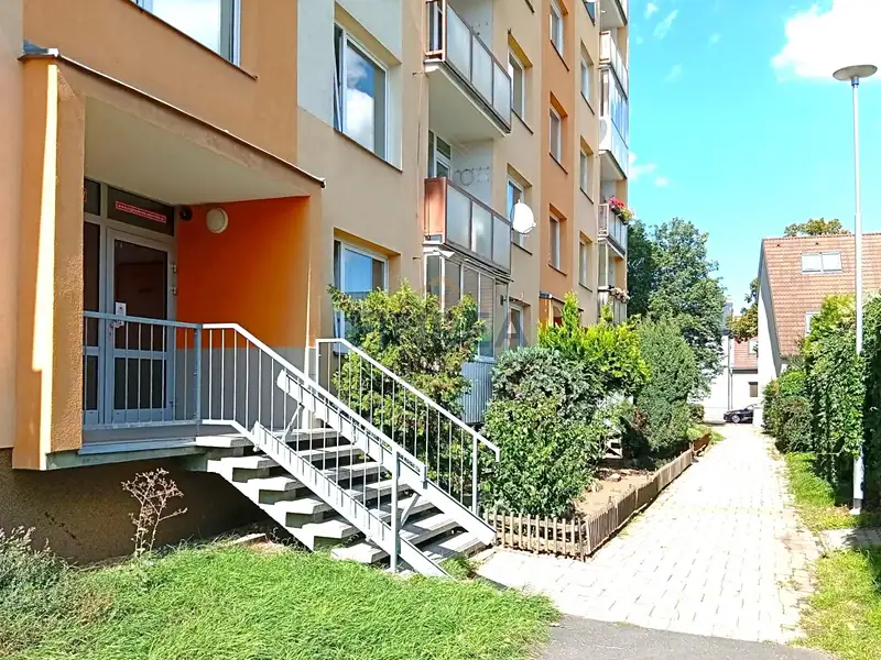 Pronájem bytu 1+kk 19 m², Chomutov – náhled fotky 1