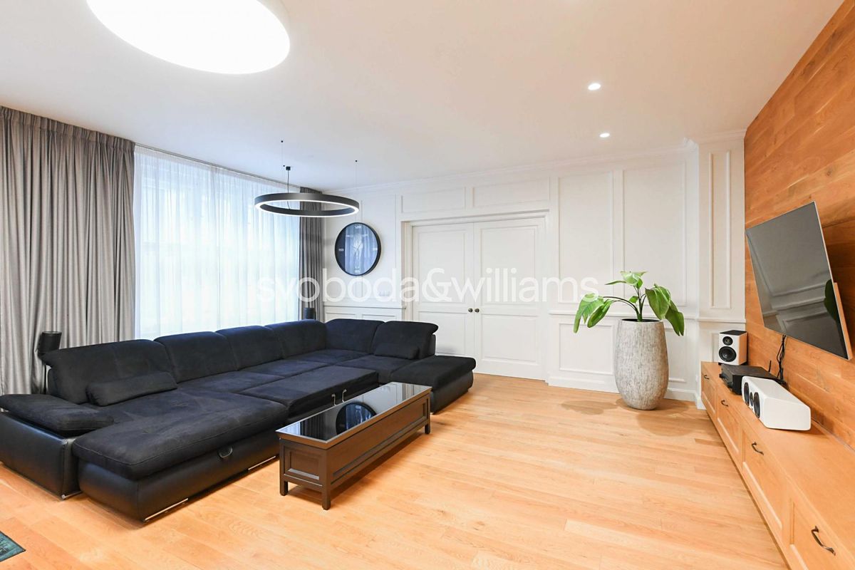 Pronájem bytu 4+kk 165 m² – fotografie 2
