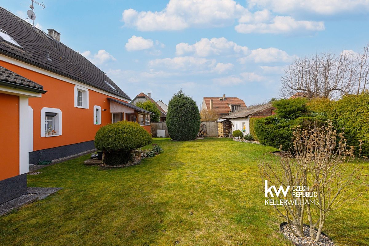 Prodej rodinného domu 260 m², pozemek 666 m² – fotografie 2