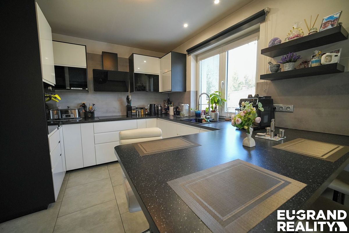 Prodej rodinného domu 216 m², pozemek 632 m² – fotografie 3