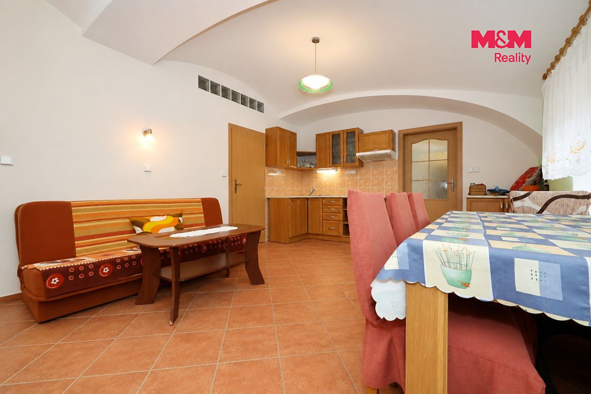 Prodej rodinného domu 212 m², pozemek 917 m² – fotografie 2
