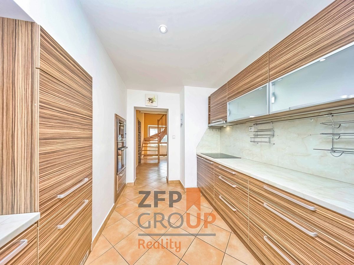 Prodej rodinného domu 227 m², pozemek 889 m² – fotografie 4