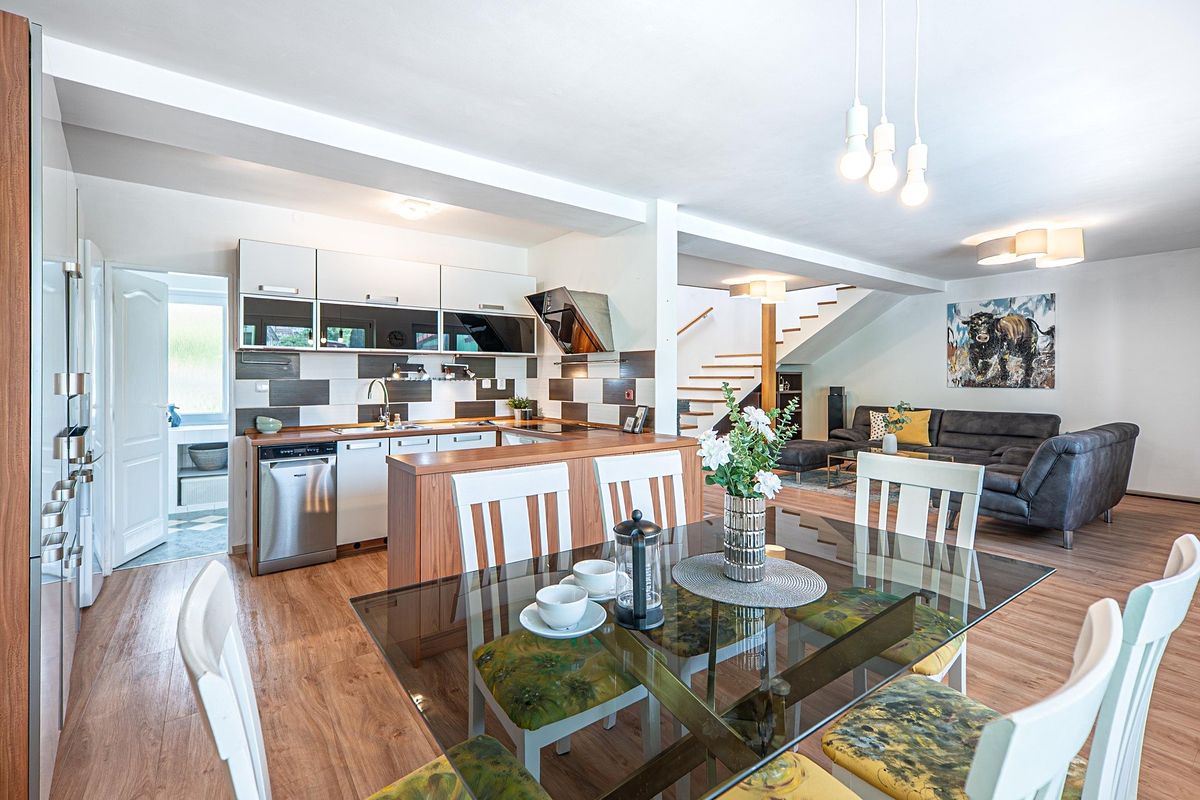 Prodej rodinného domu 319 m², pozemek 300 m² – fotografie 2