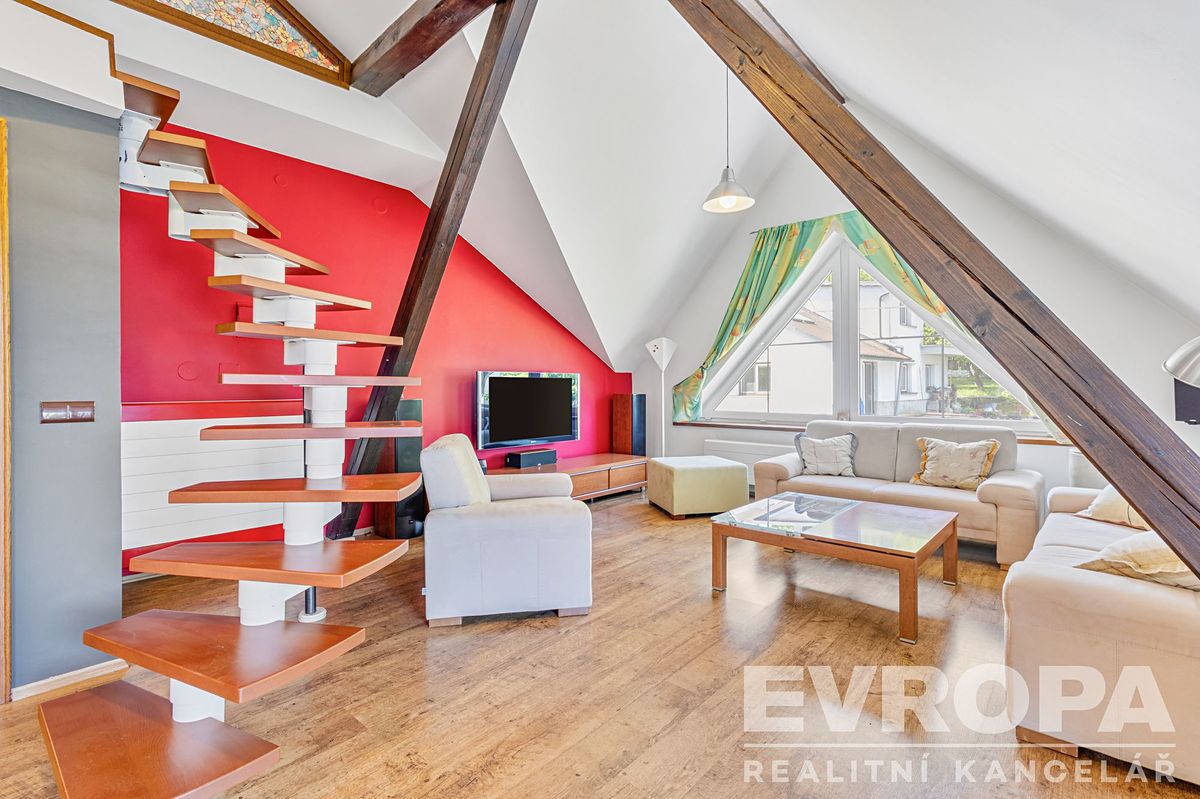 Prodej rodinného domu 375 m², pozemek 772 m² – fotografie 4