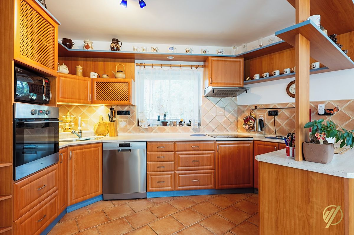 Prodej rodinného domu 275 m², pozemek 1300 m² – fotografie 3